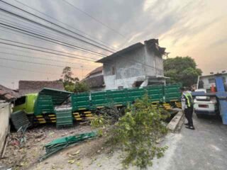 Truk Trailer Tabrak Rumah di Jombang, Sopir Terjepit